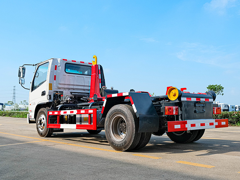 藍(lán)牌凱馬建筑勾臂垃圾車