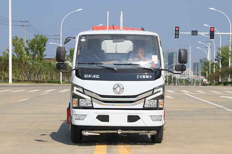 東風(fēng)小多利卡5噸噴霧灑水車(chē)